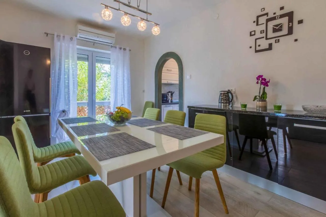 Holiday Home In Jadranovo 39402