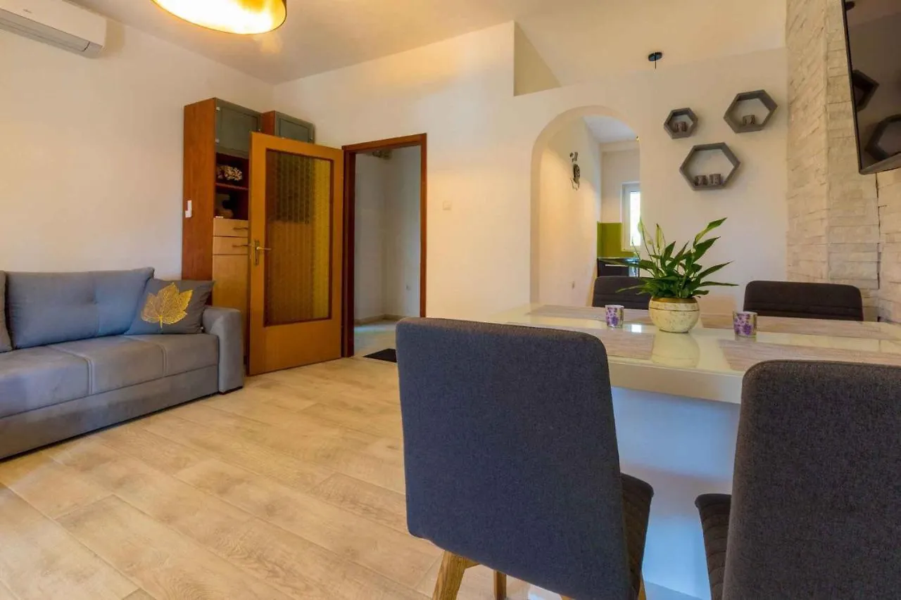 Holiday Home In Jadranovo 39402